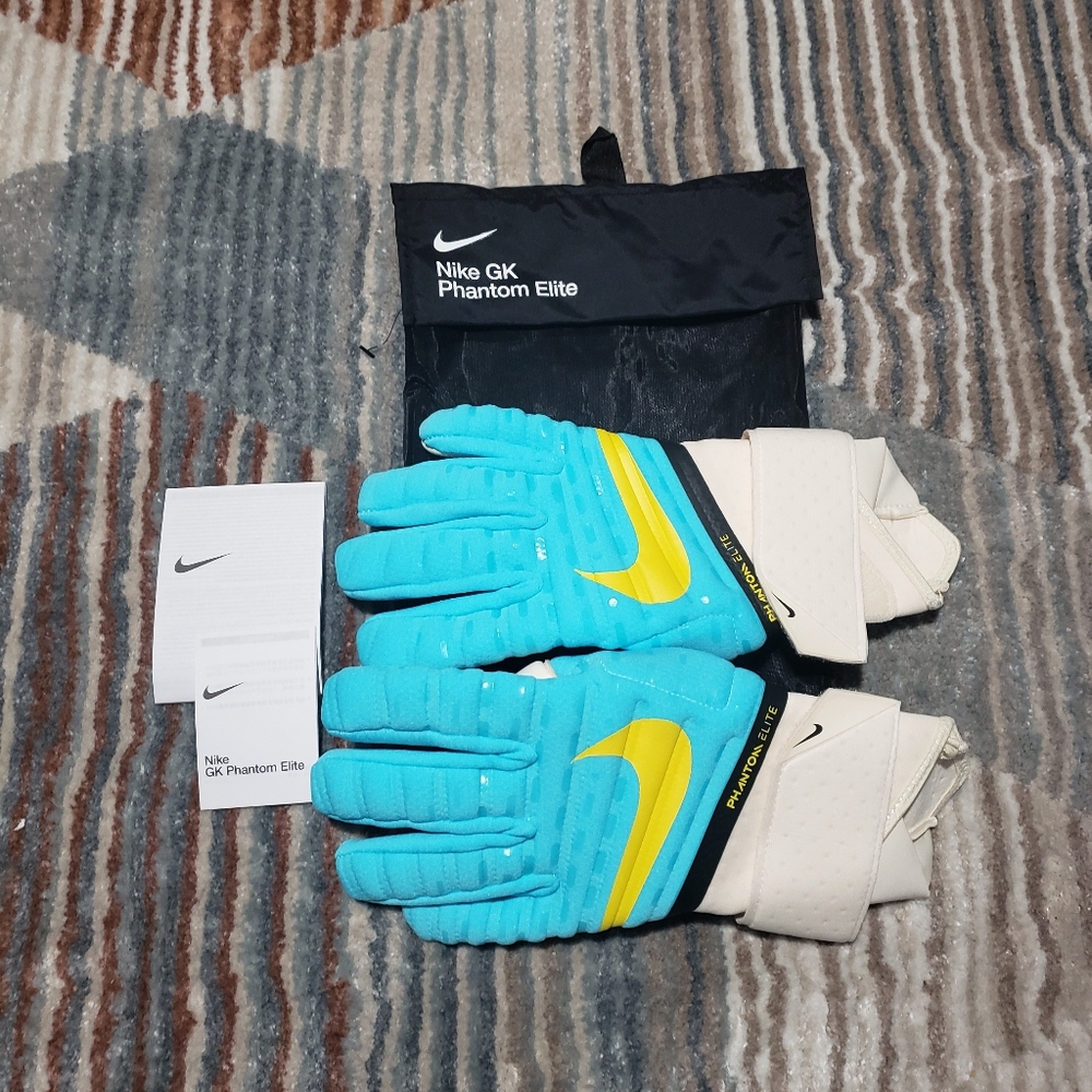 Nike Phantom Elite Goalkeeper Gloves